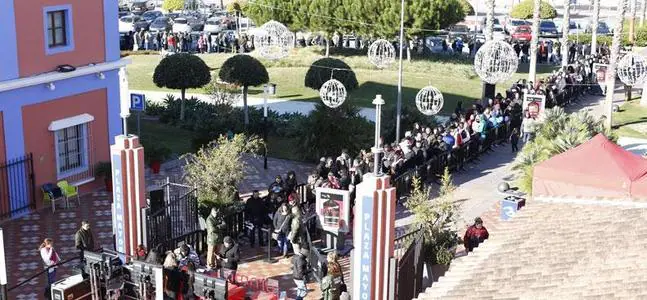 Cientos de se agolpan en puertas de Plaza Mayor por el lanzamiento de una plataforma de | Diario Sur