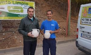 Torrox reparte 250 vasijas para fomentar el reciclaje de aceites usados
