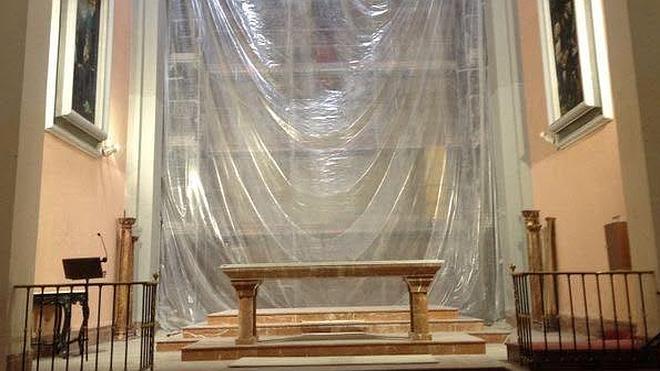 Retiran el telón del altar mayor de Santo Domingo que suplió al retablo destruido en 1931