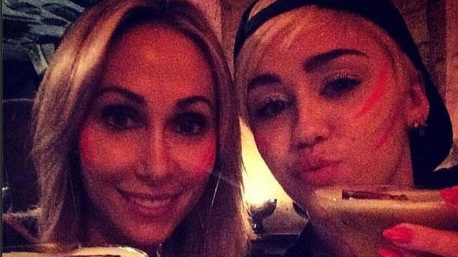 Miley Cyrus pasa una noche de fiesta loca con su madre