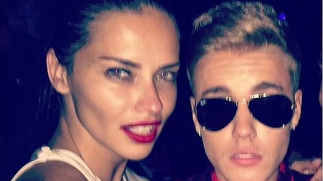 Justin Bieber se desmelena en Cannes y tiene una noche loca con Adriana Lima