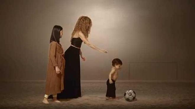 Shakira une a sus dos amores, Piqué y Milan, en el videoclip del Mundial 2014