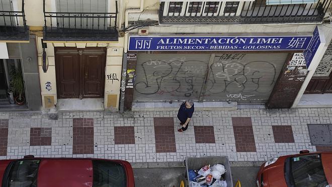 Comerciantes y vecinos de Carretería pintarán la calle para frenar su deterioro