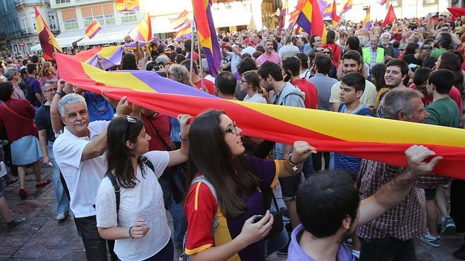 Un millar de malagueños se echan a la calle con la bandera tricolor
