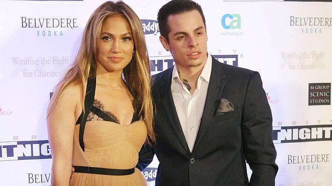 El novio de Jennifer Lopez le es infiel con dos transexuales