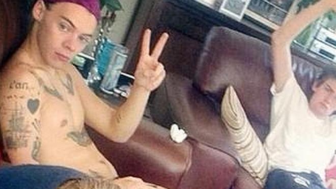 Una foto de Harry Styles estratégicamente desnudo genera el debate en Internet