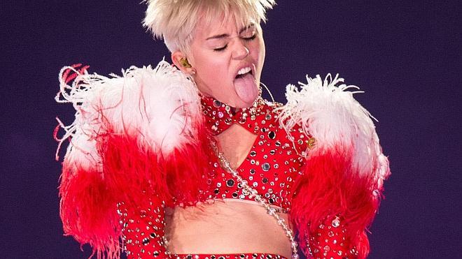 Miley Cyrus llega a España: de acampada para disfrutar del 'pornodisney'