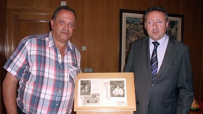 Un malagueño dona a la ONCE un libro de 1920 sobre el Colegio Nacional de Ciegos