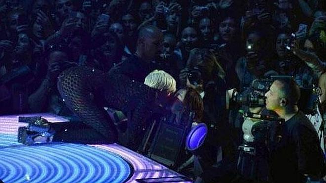 Miley Cyrus sorprende con otro beso lésbico en pleno concierto