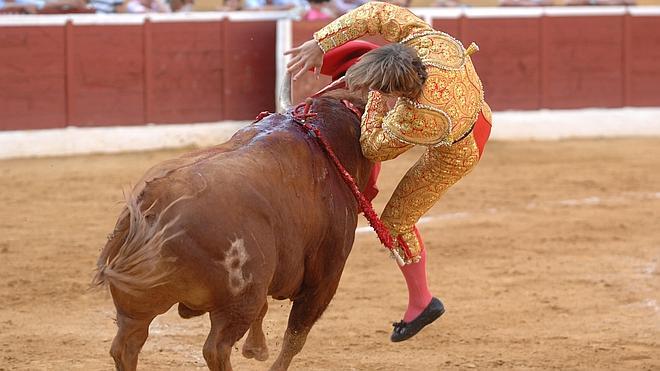 El Cordobés, herido grave y triunfador de la tarde en Marbella