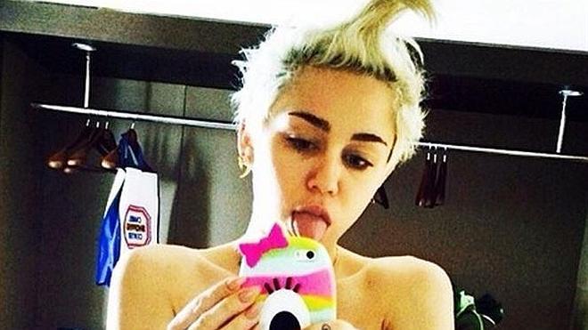 Miley Cyrus se desnuda en un selfie muy caliente y revoluciona a los fans en Internet