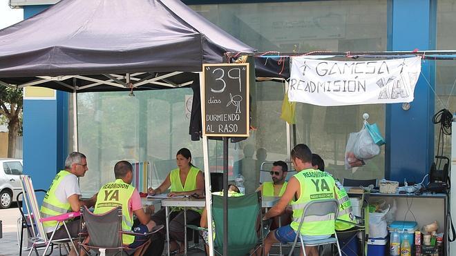 «No abandonaremos el campamento hasta que nos devuelvan el trabajo»