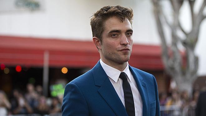 Los padres de Robert Pattinson se cansan de él y lo dejan en la calle sin sus pertenencias