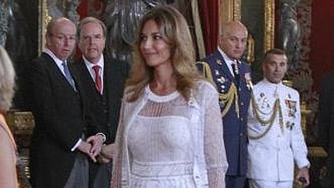 El 'derrière' de Mariló Montero atrae todas las miradas masculinas en la Coronación de Felipe VI