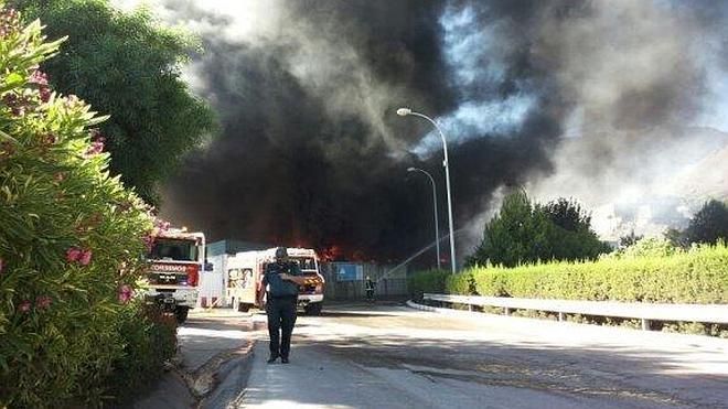 Un incendio en la planta de reciclaje hace saltar las alarmas en Casares