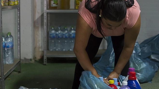 De vender ropa en un mercadillo a regentar un economato social