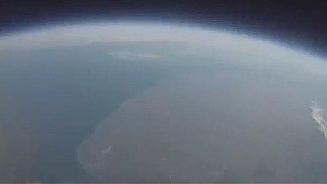 Un iphone enganchado a un globo graba la Tierra desde el espacio