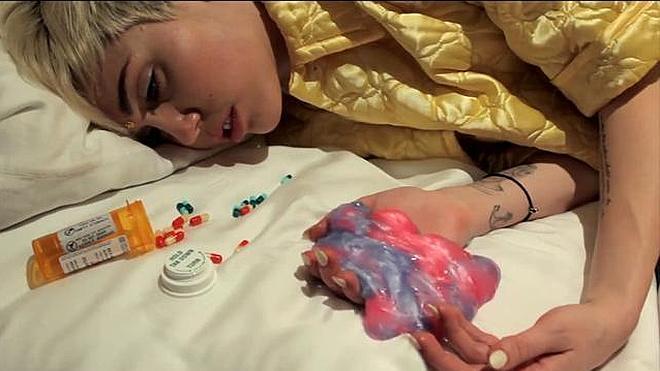 Miley Cyrus termina en la cama empastillada y con signos de haber tomado LSD