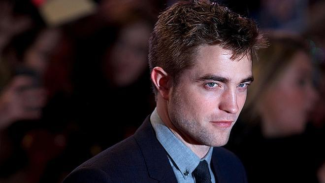 Pillan a Robert Pattinson desatado y ligando con varias mujeres en Malibú
