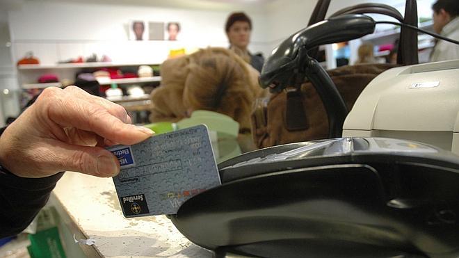 La rebaja de comisiones a los comercios por comprar con tarjeta la pagarán los usuarios