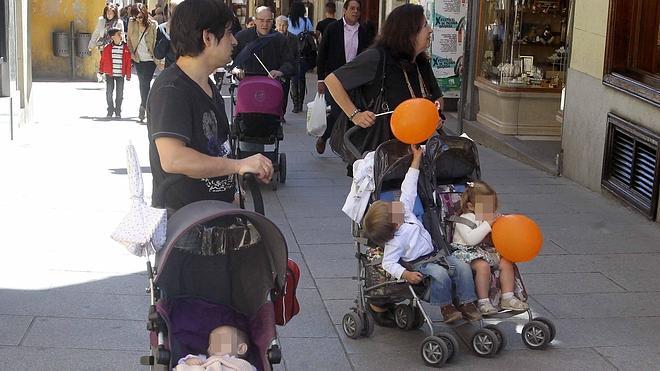 Las parejas de hecho con familia numerosa tienen menos derechos que los matrimonios