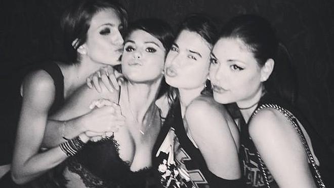 Selena Gomez muestra un pezón por error en Instagram