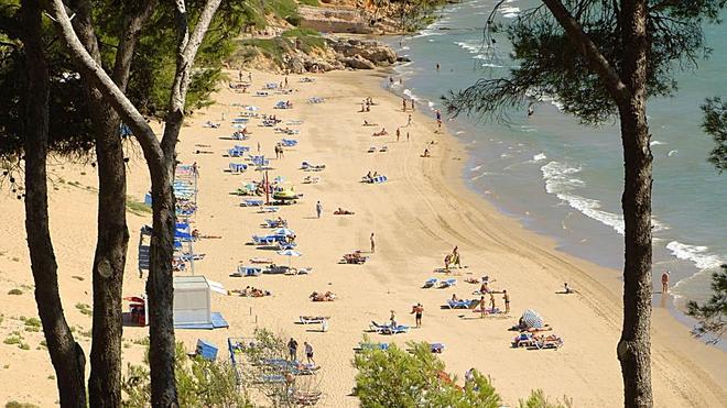 Buscan a un bañista en Salou y lo encuentran en un bar tres horas después