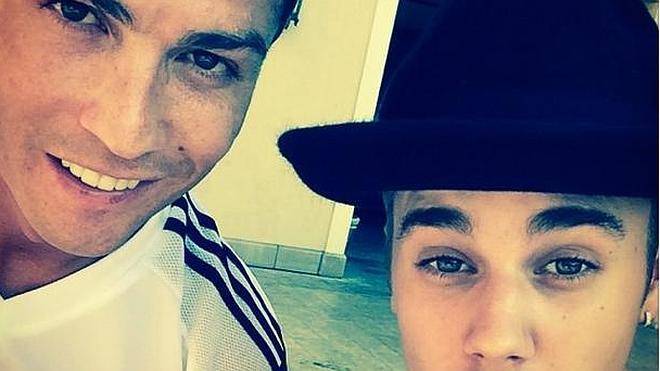 Justin Bieber se hace el selfie del verano con Cristiano Ronaldo y vence a Selena Gomez en su guerra de redes sociales