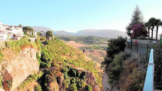 El Ayuntamiento de Ronda modificará el PGOU para construir un hotel de lujo y casas en las Cornisas del Tajo