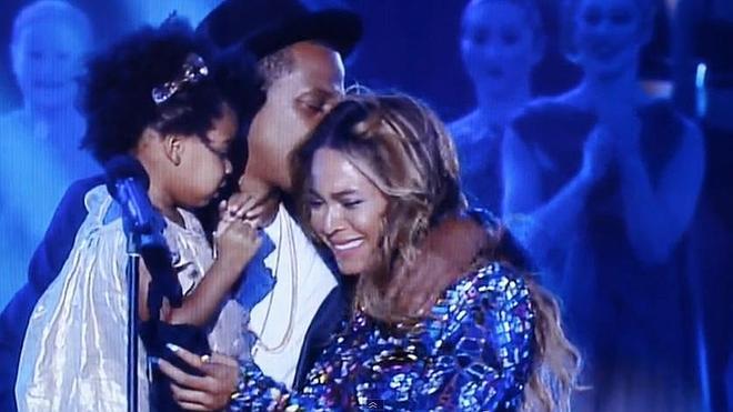 Beyoncé llora desconsolada al recibir un premio de manos de su marido y su hija