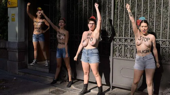 Las Femen lanzan huevos contra la sede de Interior