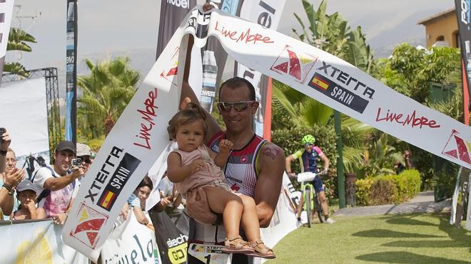 Rubén Ruzafa gana el triatlón cross Xterra de La Viñuela-Costa del Sol