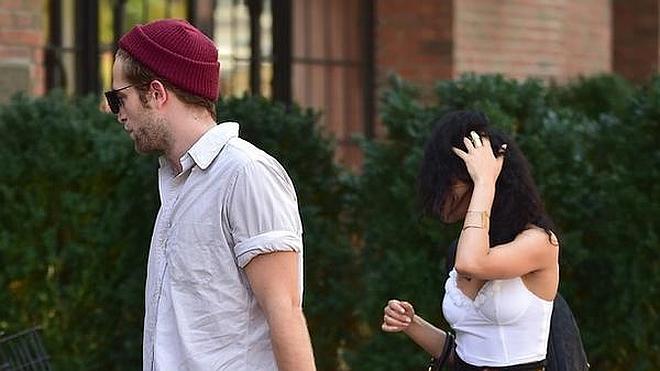 Robert Pattinson revoluciona Internet tras ser pillado 'in fraganti' con su nueva novia