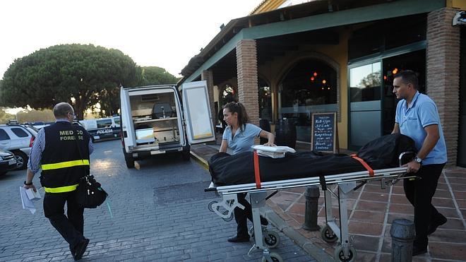 Dos encapuchados acribillan a un irlandés en la terraza de un pub en Marbella