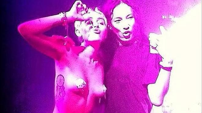 Miley Cyrus da la nota y se desnuda en medio de la Semana de la Moda de Nueva York