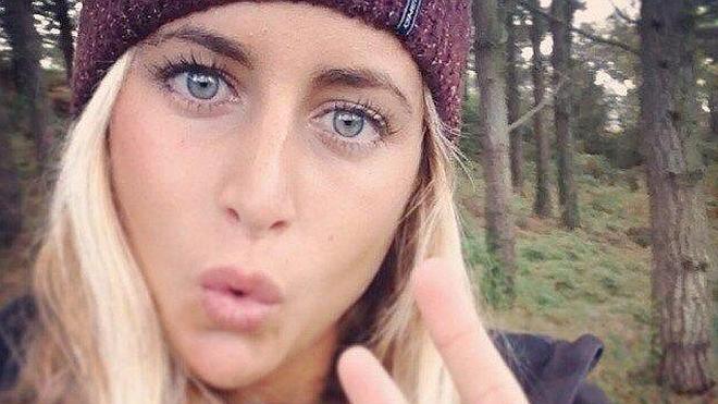 La campeona de surf niega que salga con Dani Martín