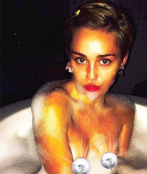 Miley Cyrus calienta su concierto en Argentina con un psicodélico desnudo