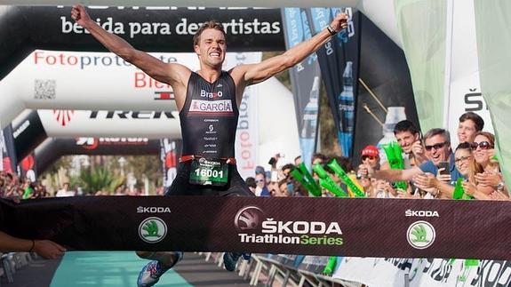 El malagueño Mario García Moreno se impone en el triatlón de Málaga