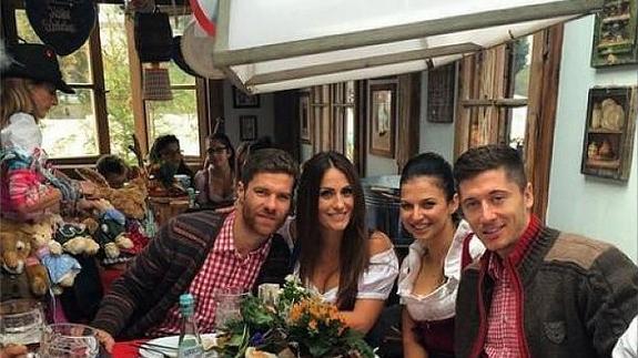 La mujer de Xabi Alonso saca pecho en Alemania