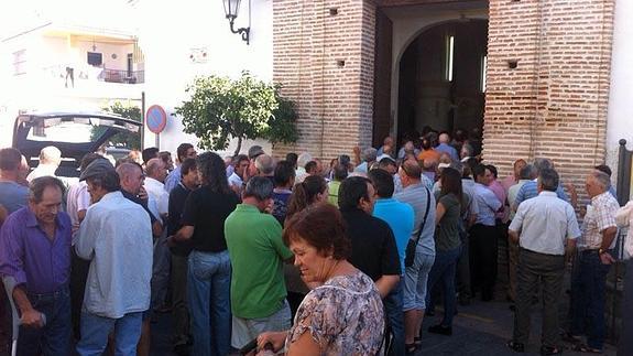 Cientos de personas asisten al funeral por la mujer fallecida en Almáchar