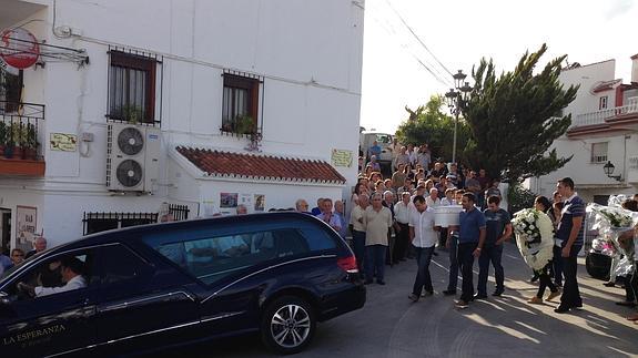 Almáchar se echa a la calle para despedir al bebé que murió tras caer con su abuela en un edificio en obras