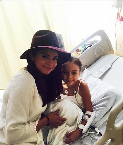 Selena Gomez, más radiante que nunca, muestra su gran corazón visitando a niños con cáncer