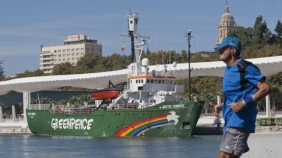 El barco de Greenpeace llega a Málaga e insta a protestar contra las prospecciones de gas