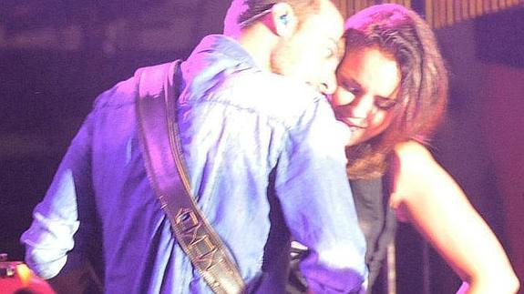 Chenoa y su novio, más que cariñosos sobre el escenario en la feria de San Pedro