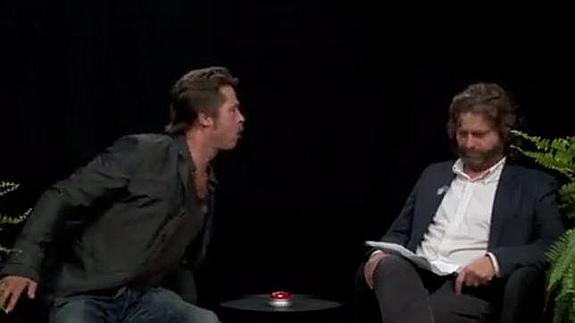 Brad Pitt escupe un chicle a la cara de Zach Galifianakis en medio de una entrevista