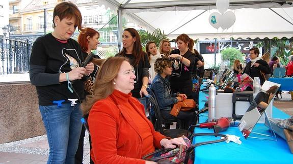 Rulos y 'make up' por una buena causa en Fuengirola