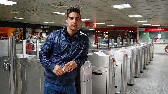 Se lanza a la vía para rescatar a un viajero que se desmayó mientras esperaba el tren