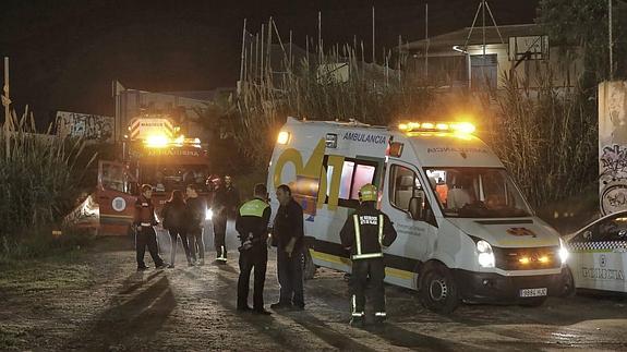 Un menor, muy grave tras caer desde ocho metros al sufrir una descarga en la vía del tren