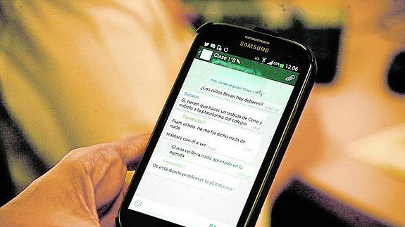 Padres esclavos del WhatsApp