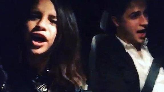 Selena Gómez y David Henrie, a grito pelado en el coche